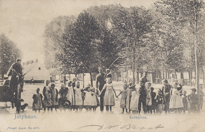 130587 Gezicht op het Kerkveld (Kerkplein) te Jutphaas.N.B. De gemeente Jutphaas is per 1 januari 1971 opgenomen in de ...